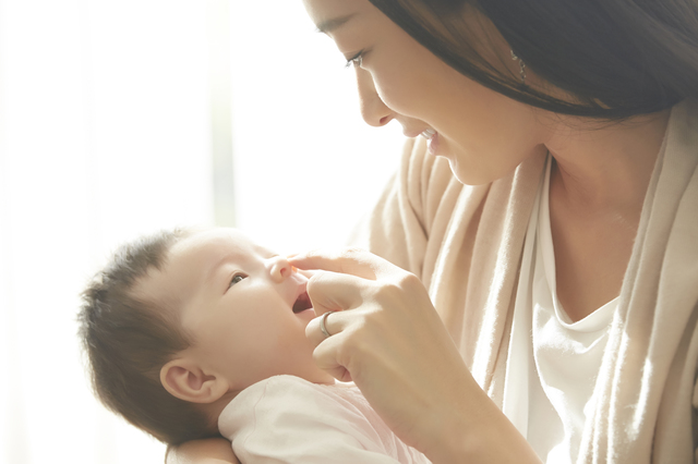 親子の絆にはオキシトシン! 肌触りも影響するって本当?