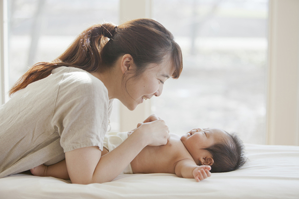 スキンシップをとるママと赤ちゃん