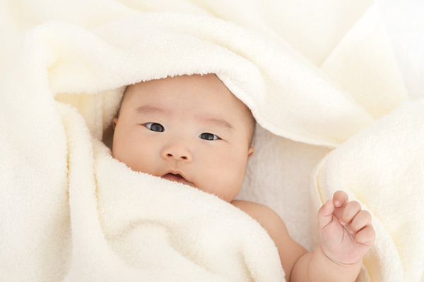タオルに包まれる赤ちゃん