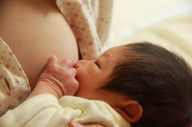 母乳をあげるママ