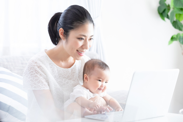 オンライン講座を受講するママと赤ちゃん