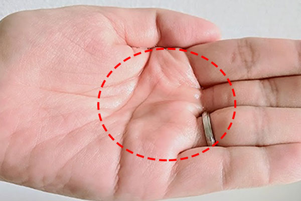 トリートメントを手に取るママ