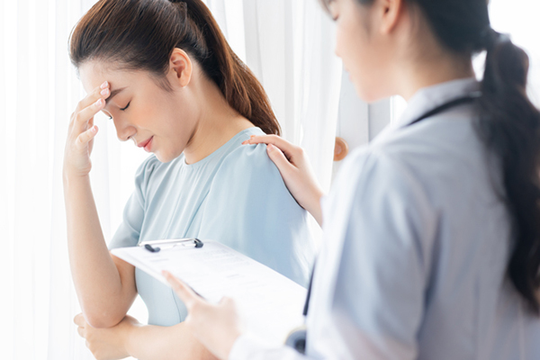 病院に行くママ