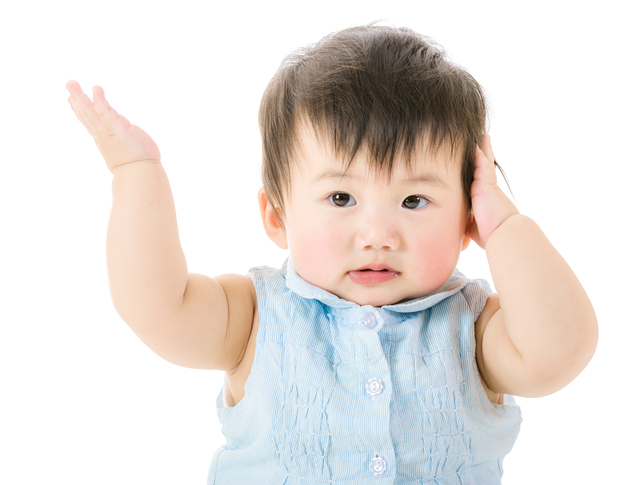 頭を触る赤ちゃん