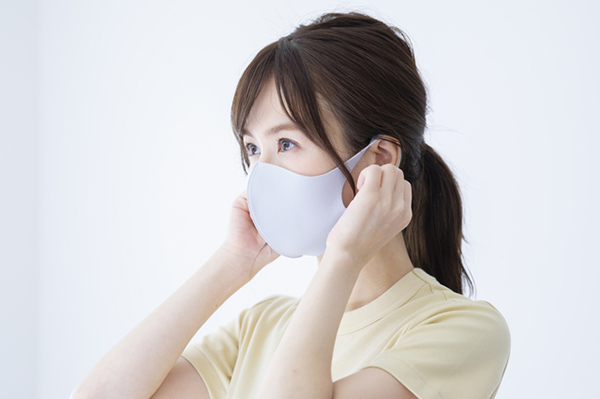 マスクをつけるママ