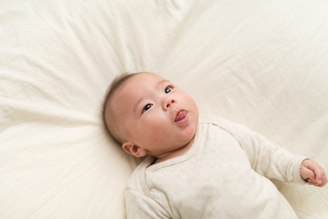 寝そべる赤ちゃん