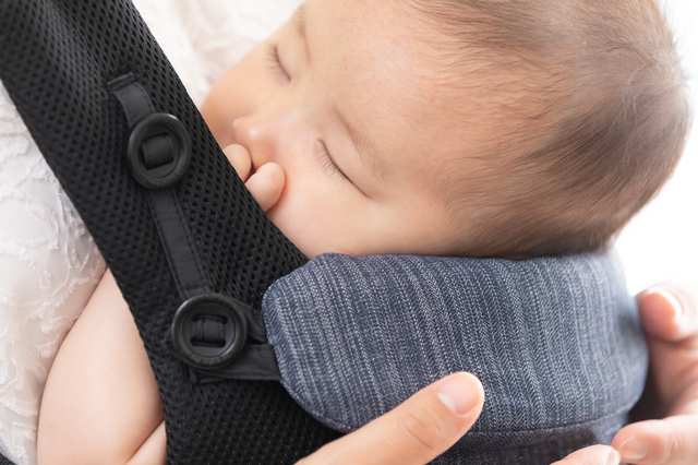 抱っこ紐の中で安心して寝ている赤ちゃん
