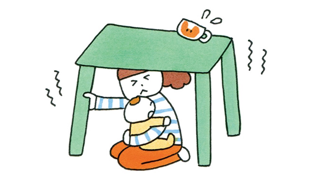 机の下に隠れるママと赤ちゃん