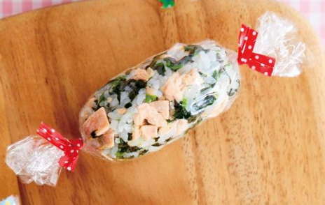 12〜18ヵ月(完了期)鮭とほうれん草のおにぎり