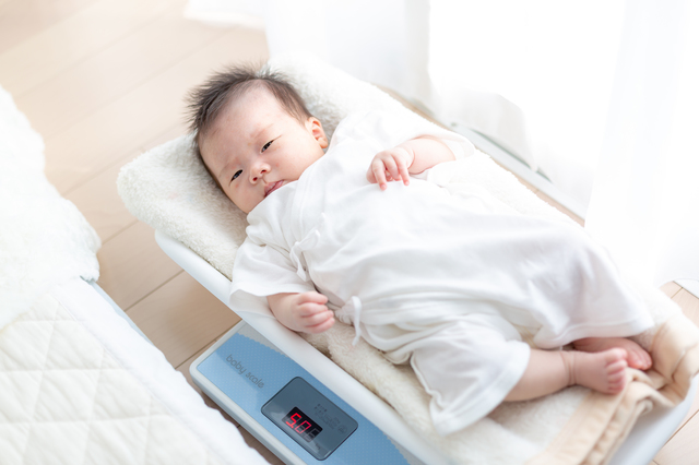 赤ちゃんの体重計測